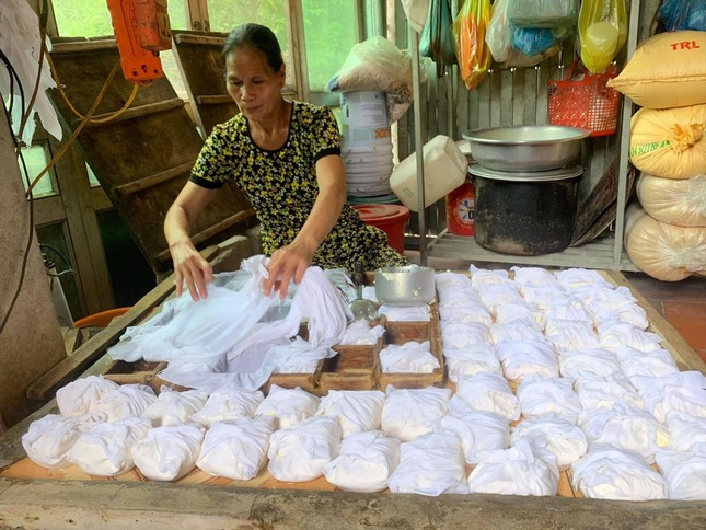 Chế biến món đậu đặc sản Na Sầm. Ảnh: Duy Chiến