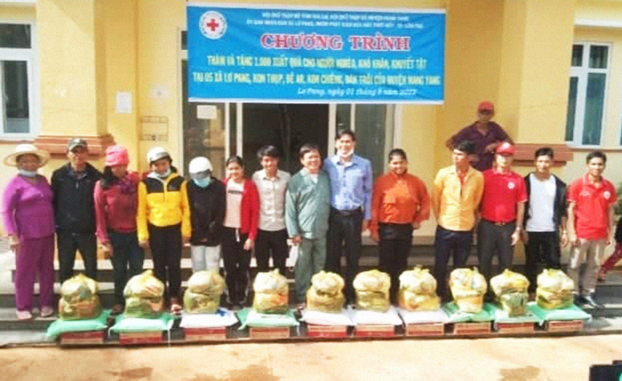 Bà con xã Kon Thụp (huyện Mang Yang) nhận quà tài trợ của Nhóm Phật giáo Hòa Hảo Thốt Nốt, TP. Cần Thơ. Ảnh: Hoàng Minh Bà con xã Kon Thụp, huyện Mang Yang nhận quả tài trợ của Nhóm Phật giáo Hòa Hảo Thốt Nốt, TP Cần Thơ. Ảnh: Hoàng Minh