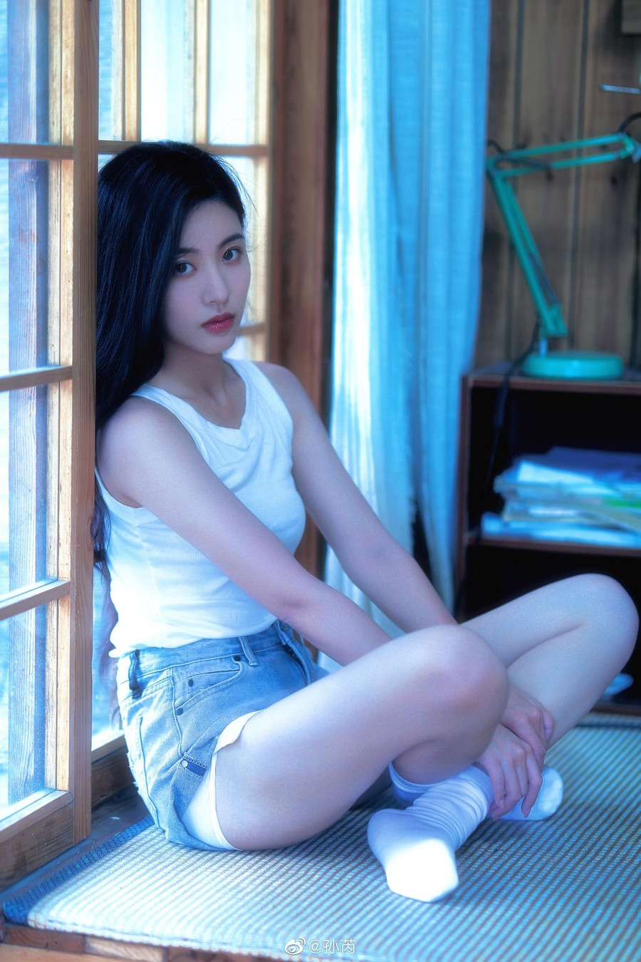 Không cầu kỳ và điệu đà như nhiều mỹ nhân Cbiz, ca sĩ Tôn Nhuế chọn outfit đặc trưng của mùa hè là quần shorts denim và áo thun trắng.