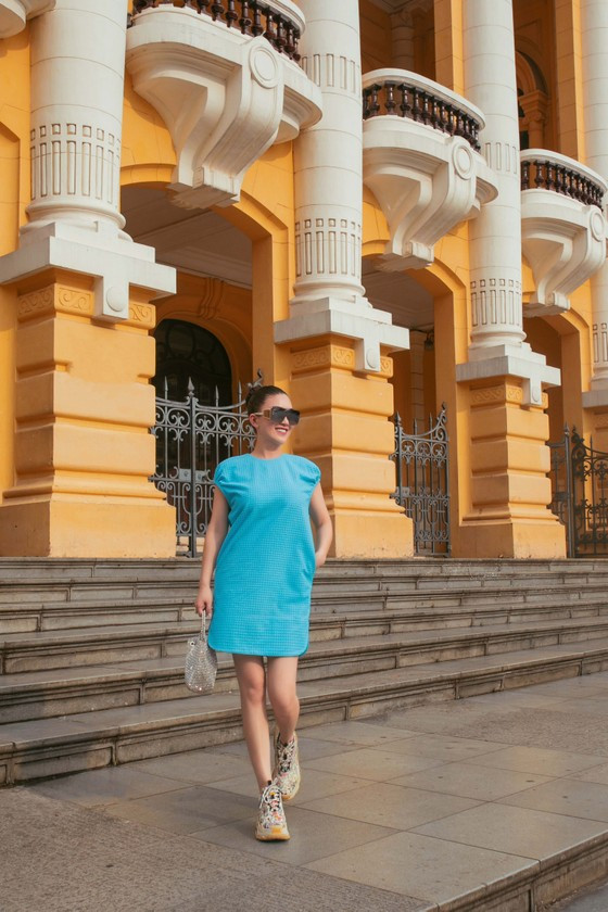 Đầm suông cách điệu được kết hợp với giày thể thao là một trong những xu hướng hiện đại phù hợp với cuộc sống năng động và tiện lợi trong việc di chuyển