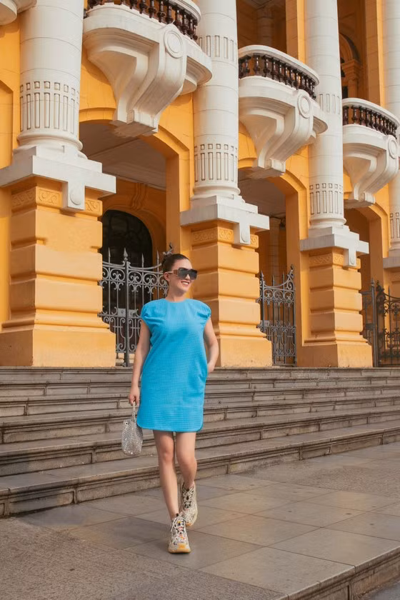 Đầm suông cách điệu được kết hợp với giày thể thao là một trong những xu hướng hiện đại phù hợp với cuộc sống năng động và tiện lợi trong việc di chuyển