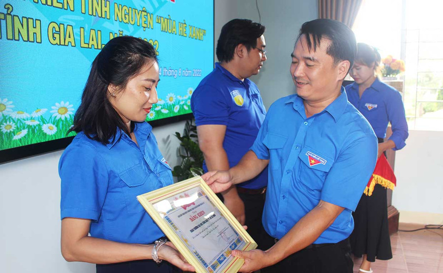 Anh Đỗ Duy Nam-Phó Bí thư Tỉnh Đoàn, Chỉ huy trưởng Chiến dịch Thanh niên tình nguyện hè năm 2022 tặng bằng khen cho các tập thể có thành tích xuất sắc trong chiến dịch "Mùa hè xanh". Ảnh: Phan Lài Anh Đỗ Duy Nam-Phó Bí thư Tỉnh Đoàn, Chỉ huy trưởng Chiến dịch Thanh niên tình nguyện hè năm 2022 tặng bằng khen cho các tập thể có thành tích xuất sắc trong chiến dịch