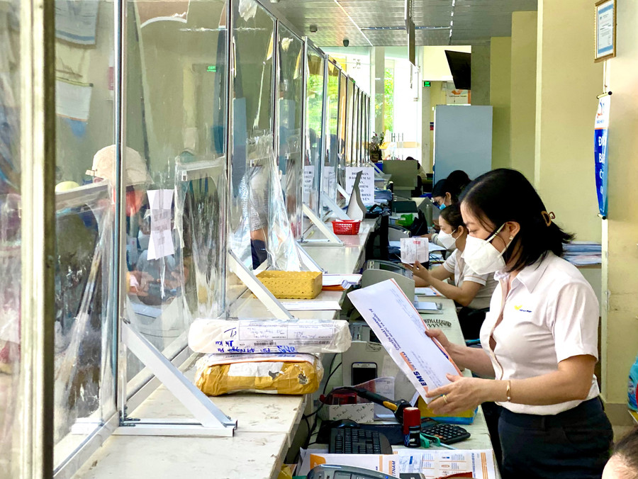 Các thế lực thù địch và các đối tượng phạm tội lợi dụng mạng lưới dịch vụ bưu chính xâm phạm an ninh, trật tự với nhiều thủ đoạn tinh vi, xảo quyệt. Ảnh: Anh Huy