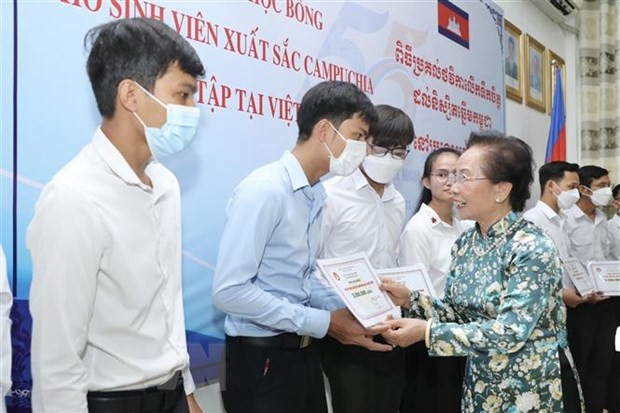 Bà Nguyễn Thị Doan-nguyên Ủy viên Ban Chấp hành Trung ương Đảng, nguyên Phó Chủ tịch nước, Chủ tịch Hội Khuyến học Việt Nam trao học bổng cho sinh viên Campuchia học tập tại Việt Nam. Ảnh: TTXVN