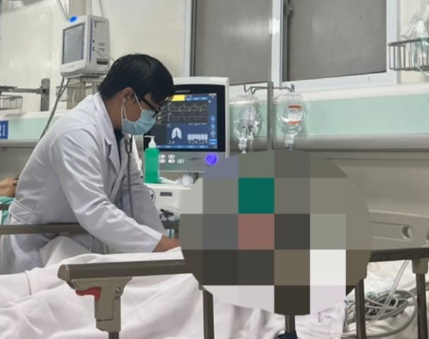 Bệnh nhân ngộ độc methanol nặng đang điều trị tại Bệnh viện Nhân dân Gia Định. Ảnh: BVCC