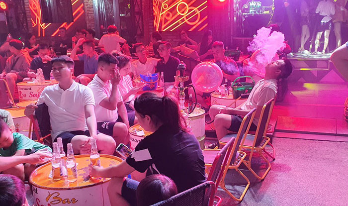 Bóng cười thu hút không ít người đến phố Tây.