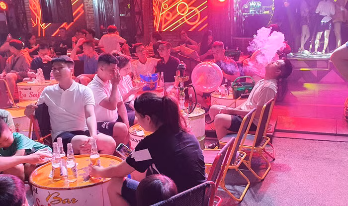 Bóng cười thu hút không ít người đến phố Tây.