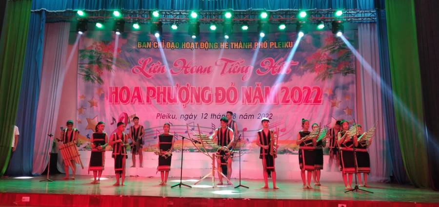 Đội nhạc cụ dân tộc làng Pleiku Roh (phường Yên Đổ, TP. Pleiku) biểu diễn tại Liên hoan tiếng hát Hoa phượng đỏ do Ban Chỉ đạo Hoạt động hè TP. Pleiku tổ chức ngày 12-8. Ảnh: Phan Lài