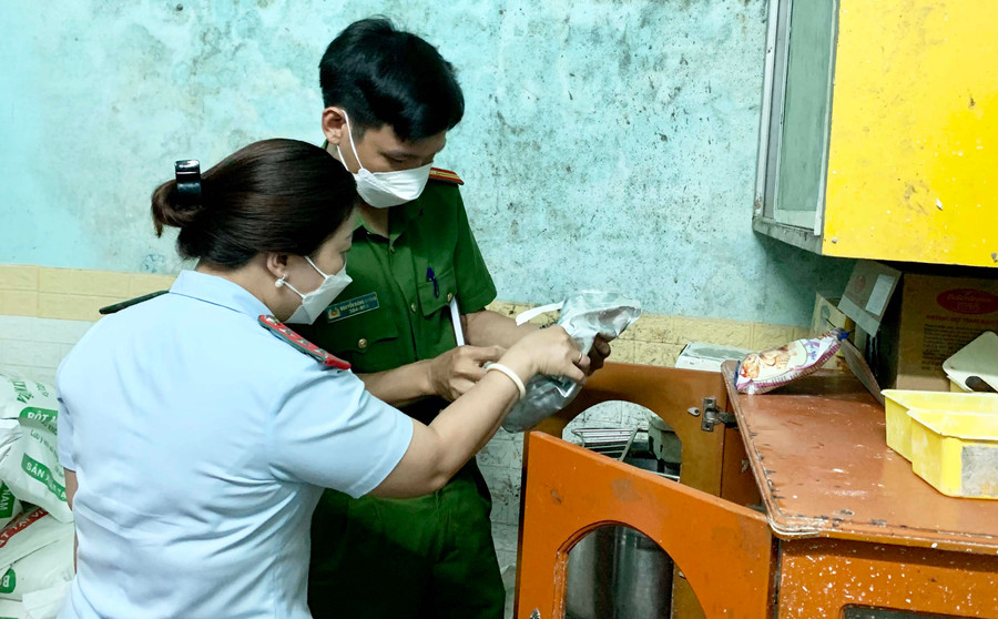 Công tác kiểm tra sẽ tiếp tục từ nay đến hết ngày 13-9-2022 nhằm kịp thời phát hiện, chấn chỉnh và xử lý nghiêm các hành vi vi phạm ATTP trong dịp Tết Trung thu. ẢnSh: Như Nguyện