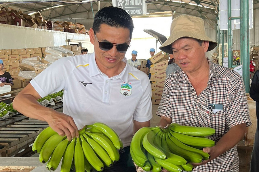 Ông Đoàn Nguyên Đức (phải)-Chủ tịch Tập đoàn Hoàng Anh Gia Lai và HLV CLB HAGL Kiatisak. Ảnh: HAGL