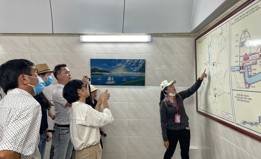 Hướng dẫn viên giới thiệu về Nhà máy thủy điện Ia Ly cho đoàn du khách. Ảnh: Hoàng Ngọc