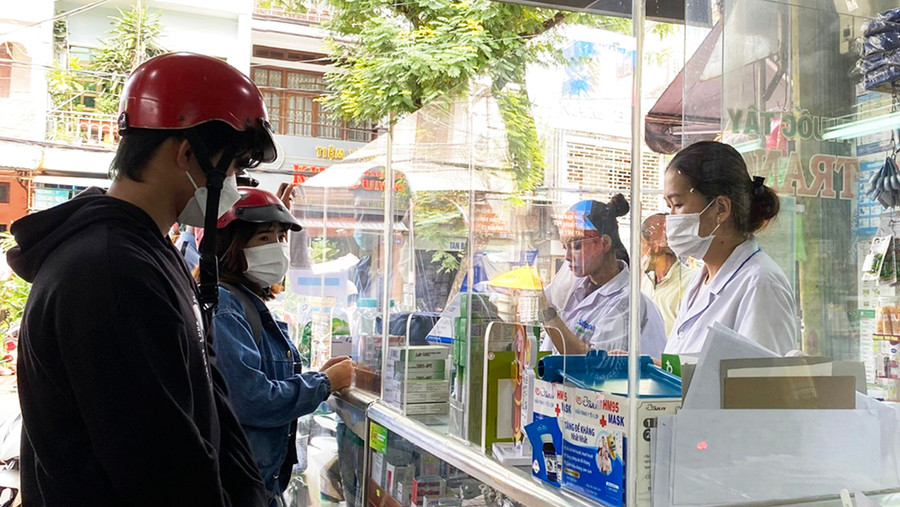  Các nhà thuốc tư nhân đang đối diện với nhiều khó khăn khi xuất hiện chuỗi nhà thuốc của các tập đoàn lớn. Ảnh: Sơn Ca