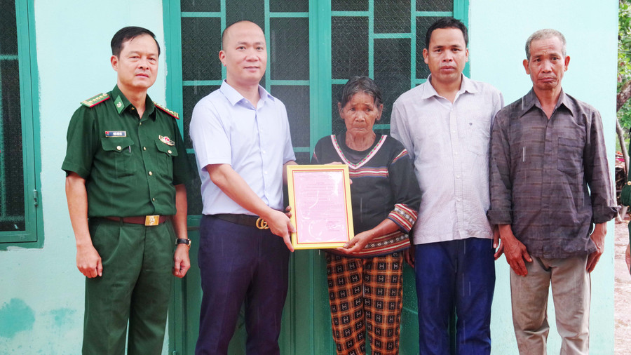Đại tá Trần Tiến Hải-Chỉ huy trưởng Bộ đội Biên phòng tỉnh cùng lãnh đạo đơn vị tài trợ trao nhà cho gia đình bà Rơ Lan Hel, xã Ia Chía, huyện Ia Grai. Ảnh: Vĩnh Hoàng