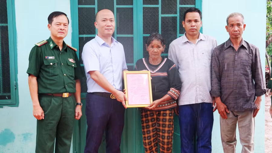 Đại tá Trần Tiến Hải-Chỉ huy trưởng Bộ đội Biên phòng tỉnh cùng lãnh đạo đơn vị tài trợ trao nhà cho gia đình bà Rơ Lan Hel, xã Ia Chía, huyện Ia Grai. Ảnh: Vĩnh Hoàng