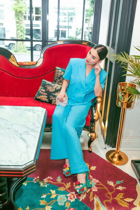  Chất liệu tweed gấm cao cấp, có độ co giãn nhẹ phù hợp với tiết trời vào thu và tinh thần dịch chuyển của các cô nàng cá tính hiện đại