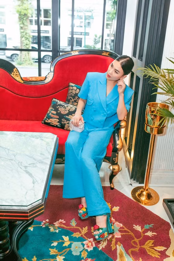  Chất liệu tweed gấm cao cấp, có độ co giãn nhẹ phù hợp với tiết trời vào thu và tinh thần dịch chuyển của các cô nàng cá tính hiện đại