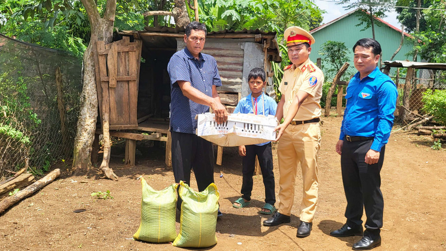 Hội đồng Đội tỉnh và các nhà tài trợ trao tặng đàn gà “khăn quàng đỏ” cho thiếu nhi khó khăn ở huyện Chư Pưh. Ảnh: Minh Nhật
