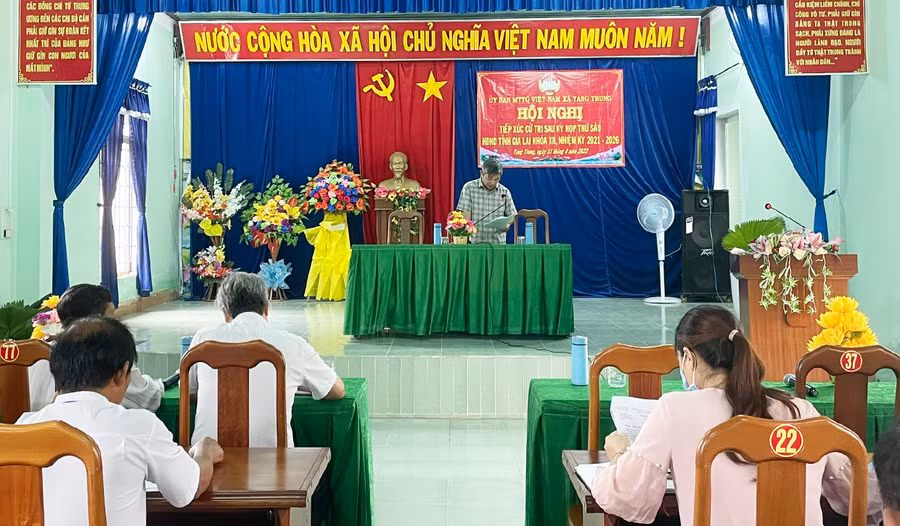 Quang cảnh buổi tiếp xúc cử tri tại xã Yang Trung (huyện Kông Chro). Ảnh: Phương Liên Quang cảnh buổi tiếp xúc và cử tri tham gia ý kiến. Ảnh: Phương Liên