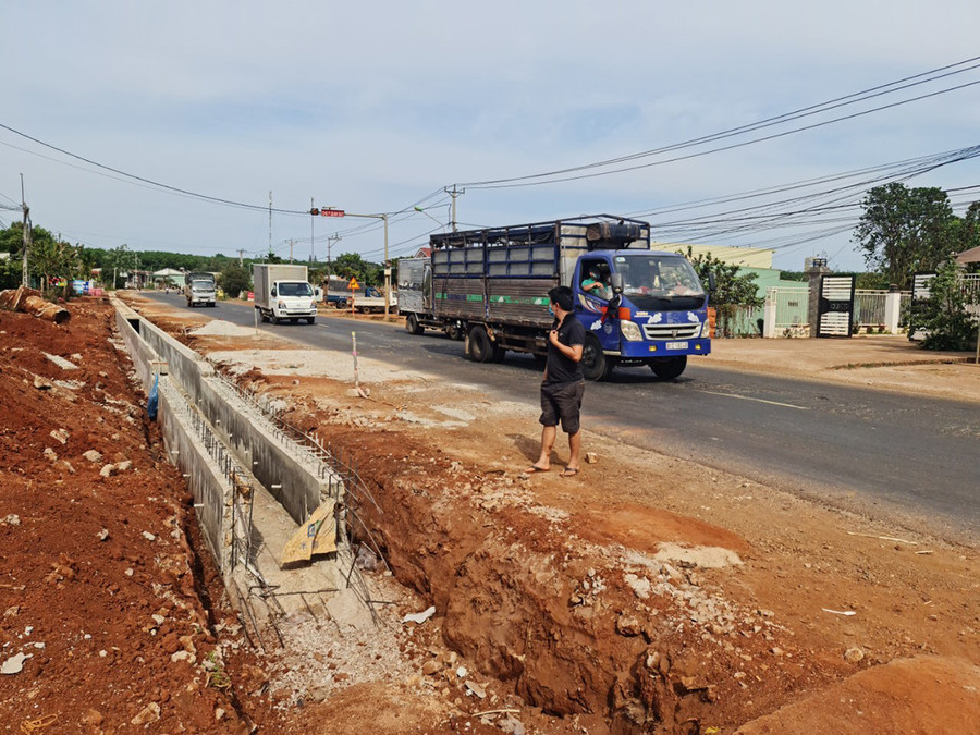  Nhiều điểm trên tuyến quốc lộ 19 các nhà thầu thi công thiếu biển báo, rào chắn gây mất an toàn giao thông. Ảnh: Lê Anh