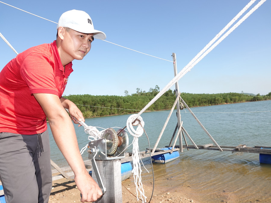 Anh Nguyễn Tấn Tài vay 120 triệu đồng để đầu tư nuôi cá lăng và phát triển du lịch tại nước hồ Phú Nông. Ảnh: Hoàng Trọng