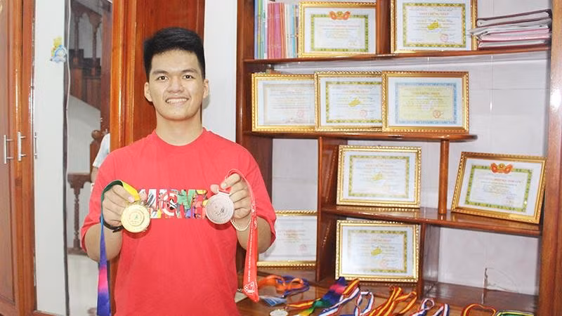  Thành tích năng khiếu bóng bàn và bơi lội của Hưng.