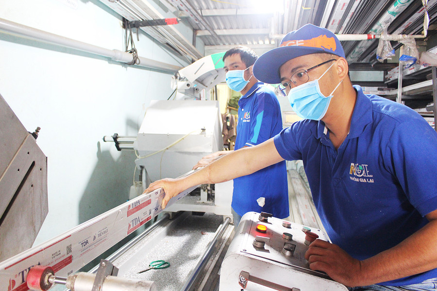 Công nhân Công ty TNHH một thành viên An Đại Phát Gia Lai thực hiện sản xuất theo phương án “3 tại chỗ”. Ảnh: Minh Nguyễn