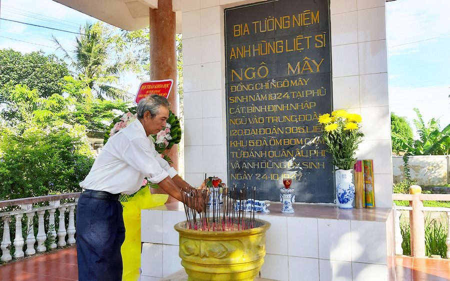 Ông Ngô Đức Bích thắp hương trước bia tưởng niệm Anh hùng liệt sĩ Ngô Mây tại phường Ngô Mây, thị xã An Khê. Ảnh: Nguyễn Quang Tuệ  Ông Ngô Đức Bích thắp hương trước bia tưởng niệm Anh hùng liệt sĩ Ngô Mây tại phường Ngô Mây, thị xã An Khê. Ảnh: Nguyễn Quang Tuệ