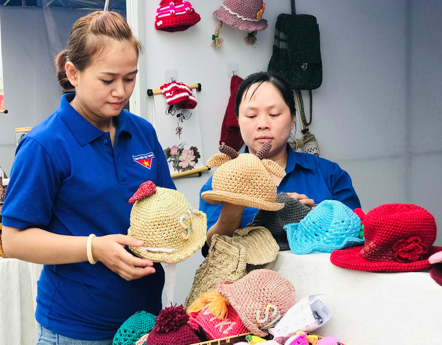 Chị Phạm Thị Hòa (bìa trái) tập hợp một số bạn trẻ cùng sở thích để phát triển mô hình móc len thủ công. Ảnh: Trần Dung