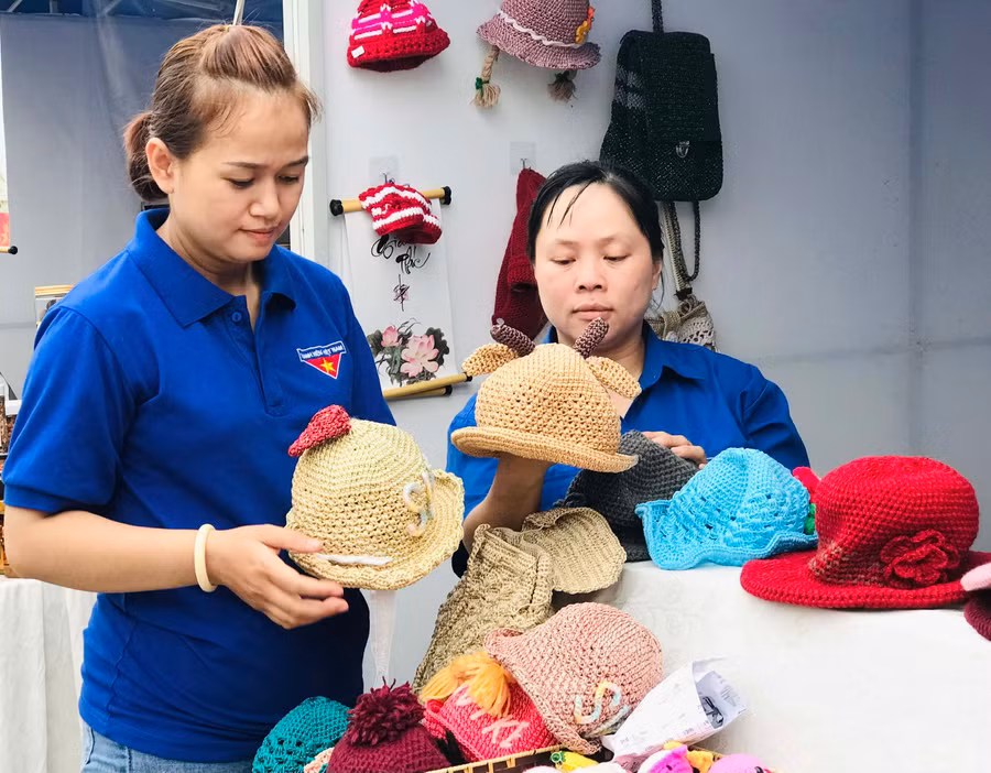 Chị Phạm Thị Hòa (bìa trái) tập hợp một số bạn trẻ cùng sở thích để phát triển mô hình móc len thủ công. Ảnh: Trần Dung