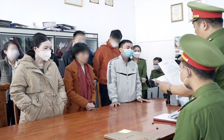 Công an đọc quyết định khởi tố, bắt tạm giam tại nơi làm việc của ông Đạt và bà Hoa. Ảnh: CACC