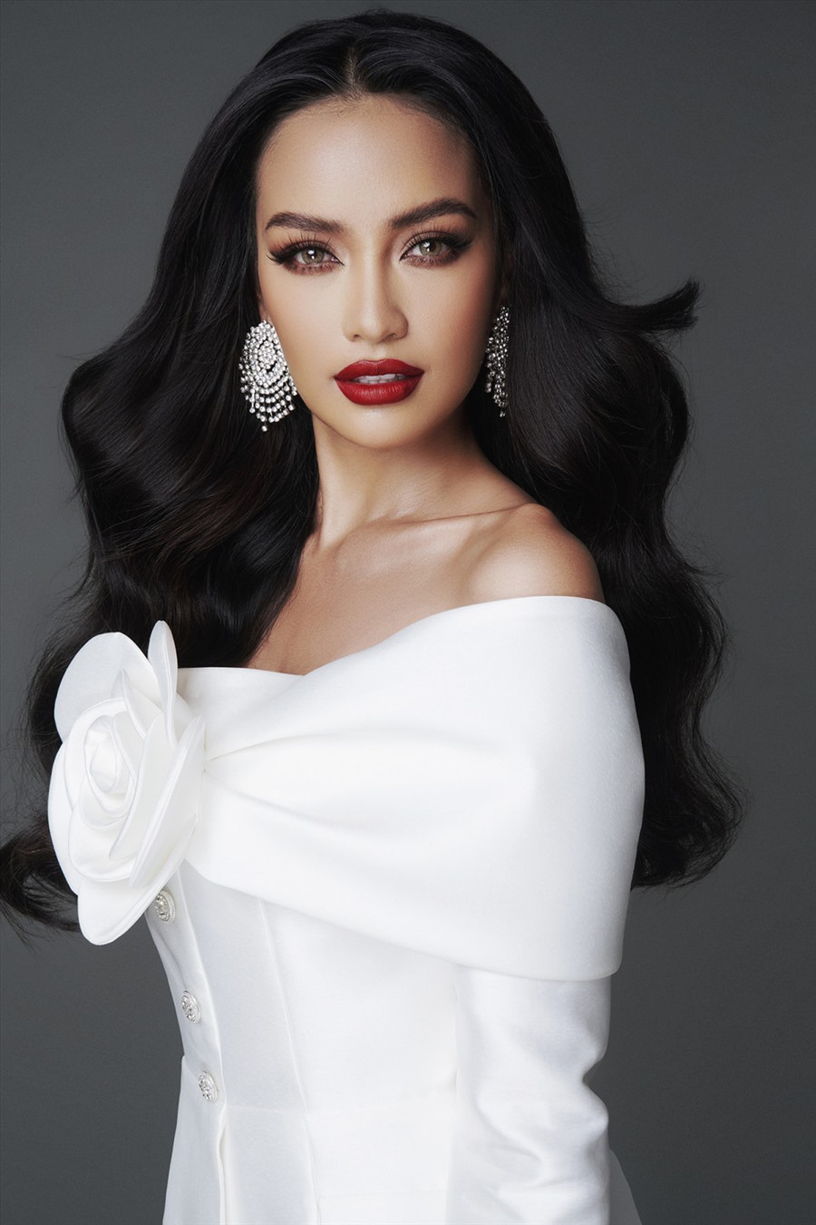 Kiểu tóc uốn xoăn bồng bềnh khiến cô nàng thêm thu hút.