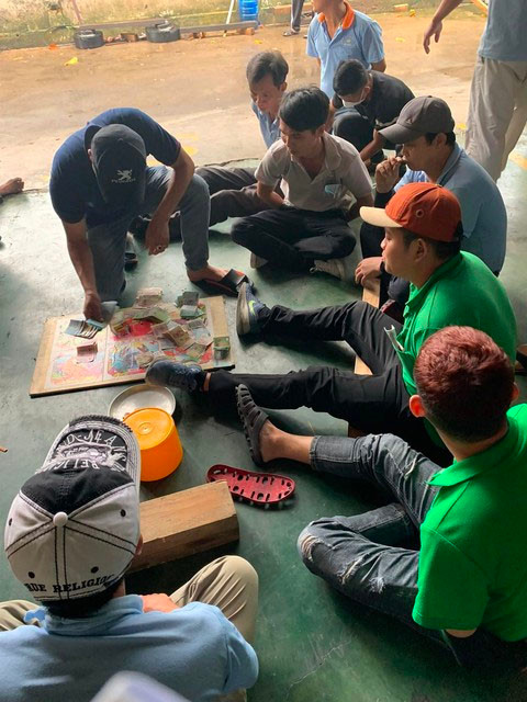 Hiện trường vụ bắt sòng bầu cua trong công ty. Ảnh nguồn congan.com.vn