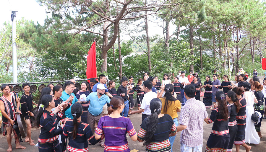 Rất đông du khách đến từ mọi miền Tổ quốc thích thú, cùng nhảy điệu xoang với đội cồng chiêng làng Tiêng 2 (xã Tân Sơn, TP. Pleiku). Ảnh: Quang Tấn