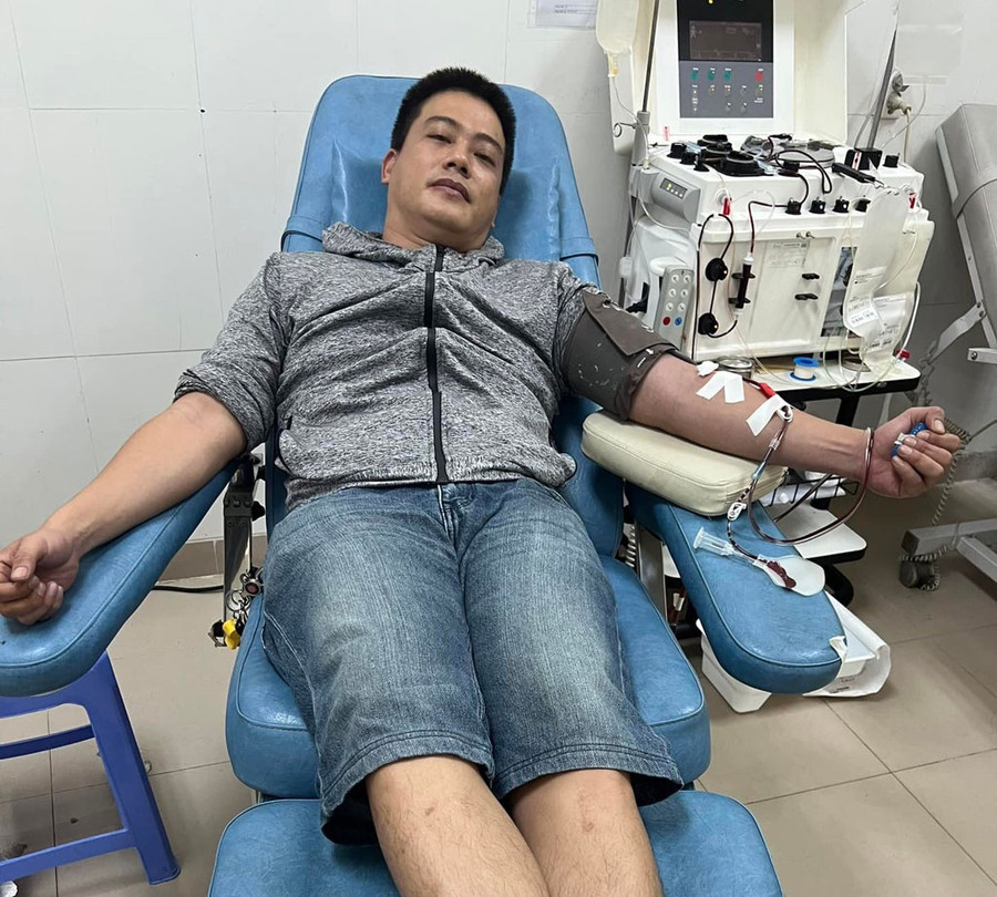 Đại úy Đặng Quốc Bảo hiến máu cho bệnh nhân mắc Covid-19 trong tình huống cấp bách. Ảnh: Duy Hùng