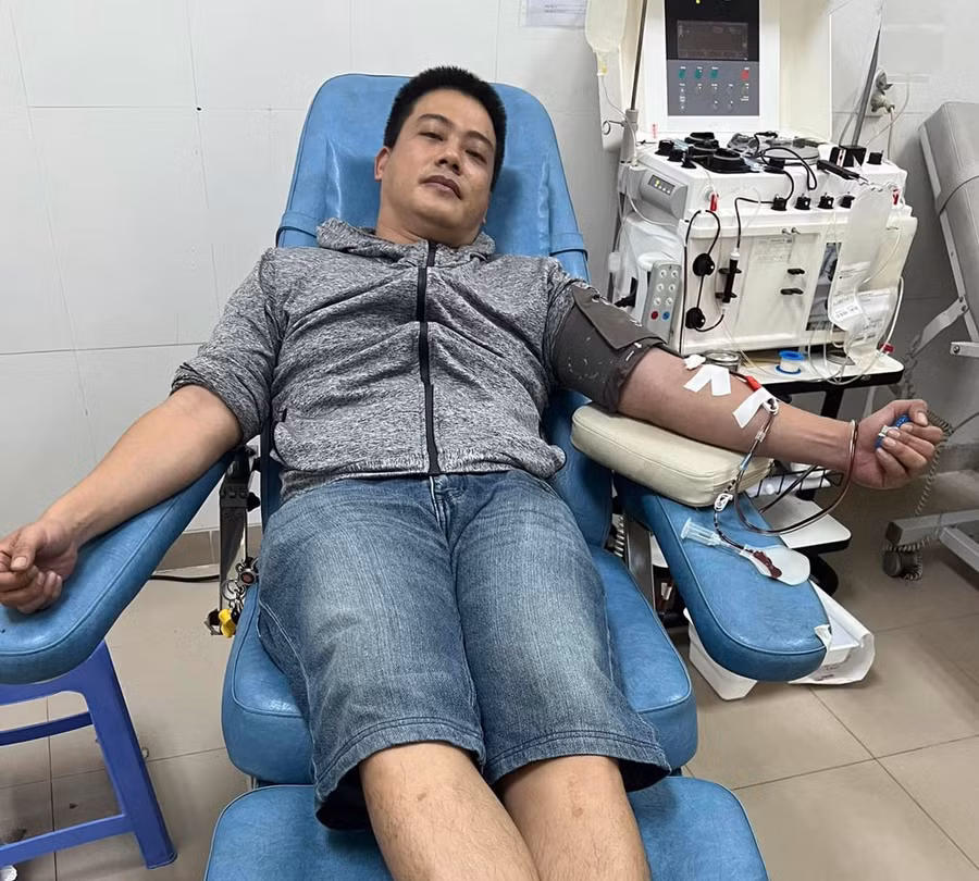 Đại úy Đặng Quốc Bảo hiến máu cho bệnh nhân mắc Covid-19 trong tình huống cấp bách. Ảnh: Duy Hùng