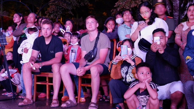 Người dân và du khách nước ngoài thích thú xem lễ kết nghĩa Ảnh: Nguyễn Thành