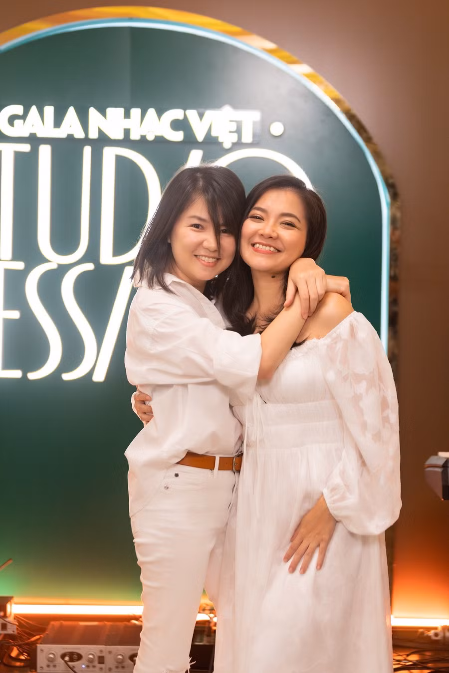 Màn hội ngộ của hai thành viên Mắt Ngọc trên sân khấu Gala Nhạc Việt mang đến nhiều cảm xúc cho khán giả. Ảnh: BTC