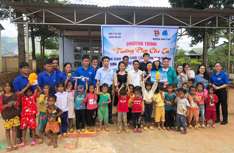 Huyện Đoàn Chư Păh phối hợp nhóm Hoa Đất (TP. Hồ Chí Minh) xây dựng sân trường Trường Mầm non xã Ia Mơ Nông điểm trường làng A Mơng (xã Ia Mơ Nông, huyện Chư Păh). Ảnh: Phan Lài