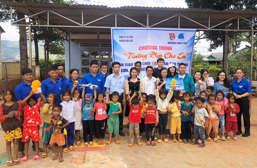 Huyện Đoàn Chư Păh phối hợp nhóm Hoa Đất (TP. Hồ Chí Minh) xây dựng sân trường Trường Mầm non xã Ia Mơ Nông điểm trường làng A Mơng (xã Ia Mơ Nông, huyện Chư Păh). Ảnh: Phan Lài