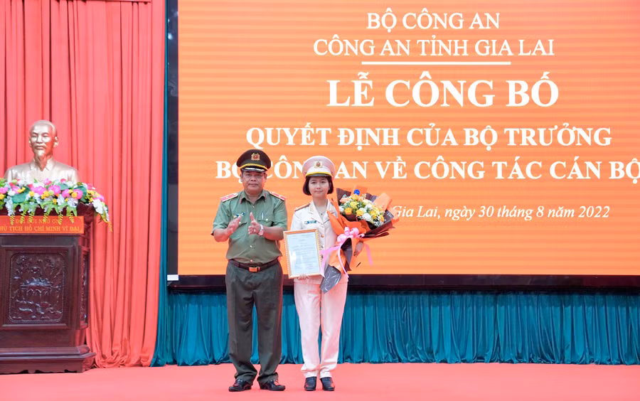  Thiếu tướng Rah Lan Lâm-Giám đốc Công an tỉnh trao quyết định của Bộ trưởng Bộ Công an về công tác cán bộ cho Trung tá Ksor H'Bơ Khắp. Ảnh: R'Ô HOK