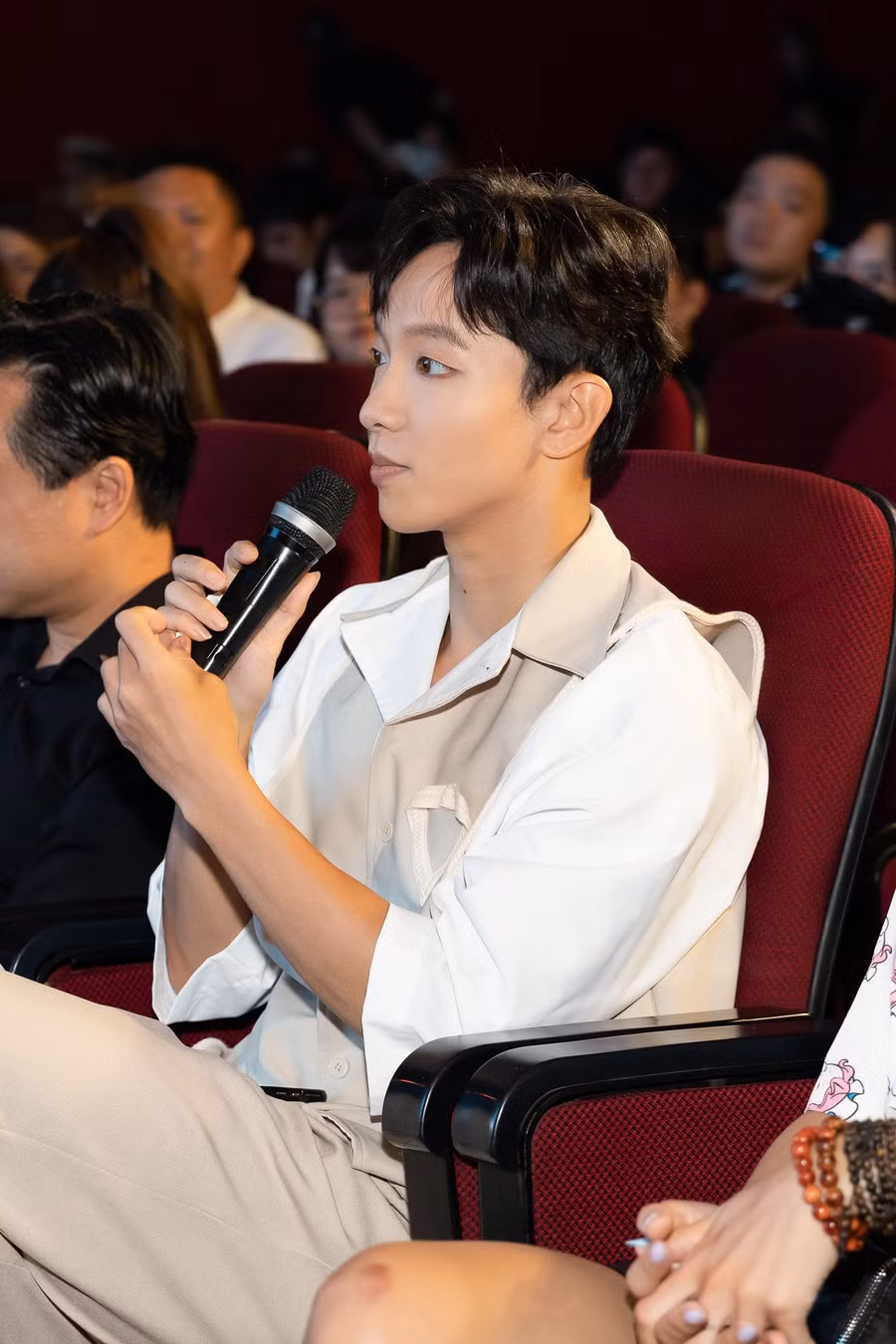 Ca sĩ Hoàng Dũng xuất hiện giản dị tại sự kiện. Thời gian qua, anh được khán giả yêu mến bởi loạt ca khúc quen thuộc như Nàng thơ, Về nghe mẹ ru... Ảnh: BTC Ca sĩ Hoàng Dũng xuất hiện giản dị tại sự kiện. Thời gian qua, anh được khán giả yêu mến bởi loạt ca khúc quen thuộc như Nàng thơ, Về nghe mẹ ru... Ảnh: BTC