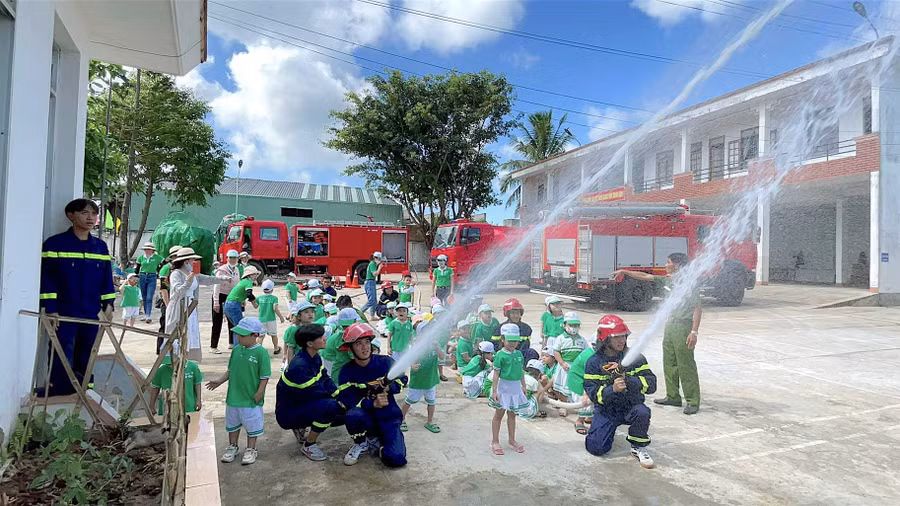 Học sinh Trường Mầm non Sắc Màu (phường Tây Sơn, thị xã An Khê) được hướng dẫn một số động tác đơn giản trong quy trình chữa cháy. Ảnh: Mộc Trà