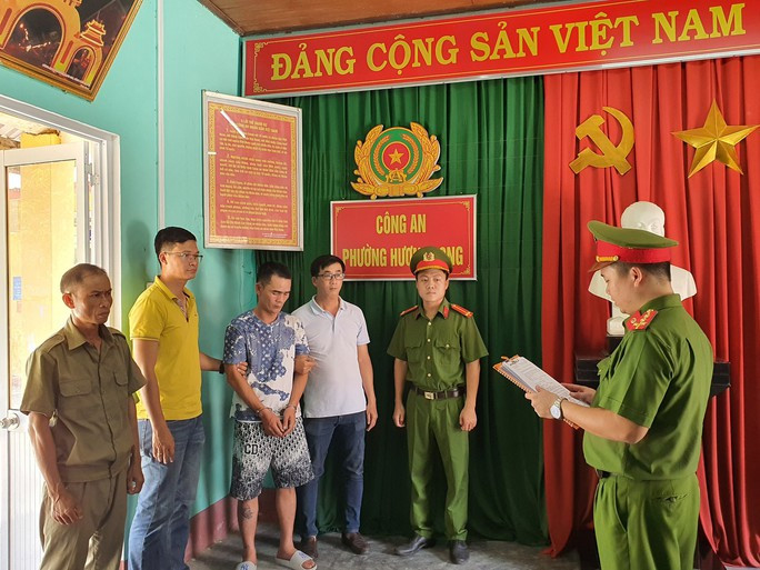 Công an thực hiện lệnh bắt giữ Linh.