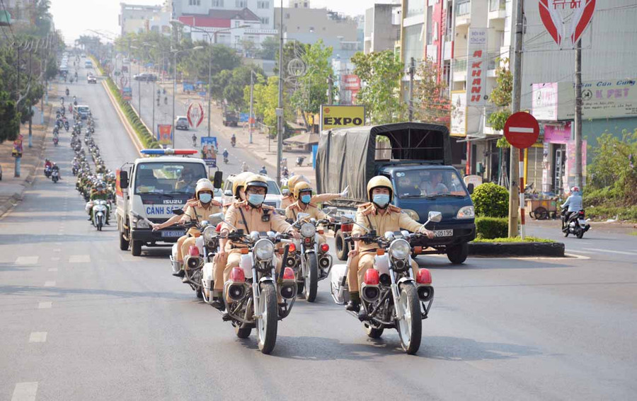 Gia Lai triển khai nhiệm vụ đảm bảo trật tự, an toàn giao thông trong kỳ nghỉ lễ 2-9 ảnh 1 Kiên quyết xử lý các trường hợp vi phạm an toàn giao thông trong kỳ nghỉ lễ 2-9. Ảnh Văn Ngọc