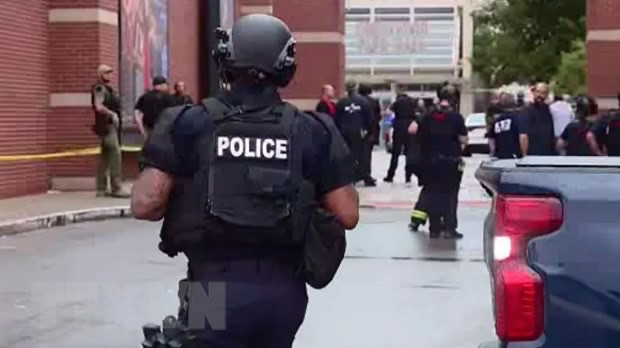 Cảnh sát có mặt tại hiện trường một vụ xả súng. (Ảnh: AP/TTXVN)