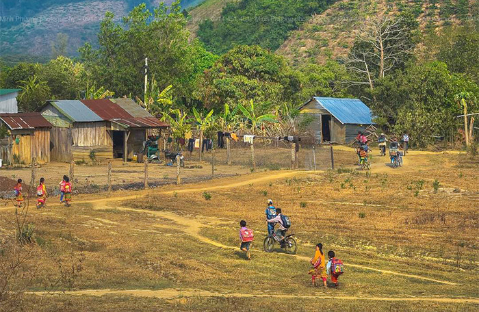 Bản làng bình yên dưới chân Chư Yang Sin. Ảnh: Minh Phương