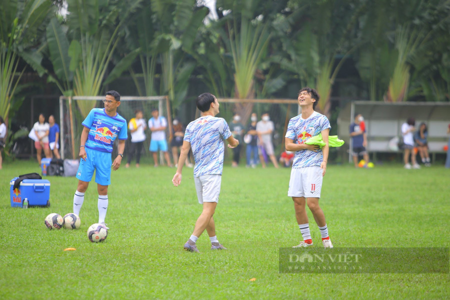 Tuấn Anh trêu đùa cùng Văn Toàn trong buổi tập chiều 12-8 của CLB HAGL. Ảnh: Báo Dân Việt