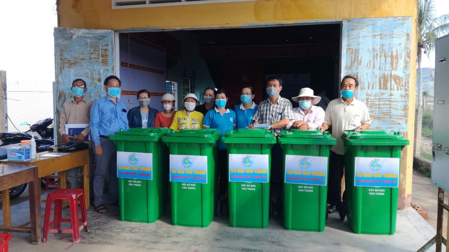 Phòng TN-MT huyện và Hội LHPN huyện tặng thùng rác để thôn Tân Phong (xã Tân An) thực hiện mô hình Tuyến đường sáng xanh sạch đẹp. Ảnh: Nhật Hào