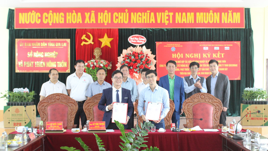 HTX Nông nghiệp và Dịch vụ Lam Anh ký kết biên bản ghi nhớ hợp tác. Ảnh: Nguyễn Diệp HTX Nông nghiệp và Dịch vụ Lam Anh ký kết biên bản ghi nhớ hợp tác