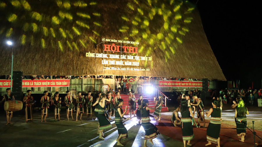 Trình diễn cồng chiêng, xoang tại Hội thi. Ảnh: QĐ